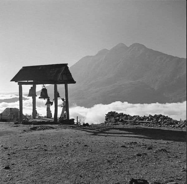 DEELAYUUK's tweet photo. Una gran mirada de #JuanRulfo sobre el Cerro de la Mujer Dormida, ubicada en la jurisdicción de Ayacaxtepec, Alotepec y Atitlán Mixe, #Oaxaca.

Donde la tierra y las escarpadas montañas se juntan con las nubes y el cielo universal! https://t.co/CnEj5GEddE