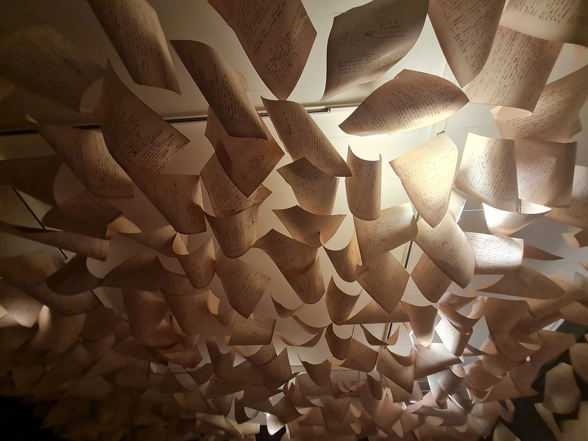 "Quantos sou?"

How many am I?

Fernando Pessoas's house in Lisbon.

Portugal, 2021

#Pessoa
#Literature
#Lisbon 
#Portugal