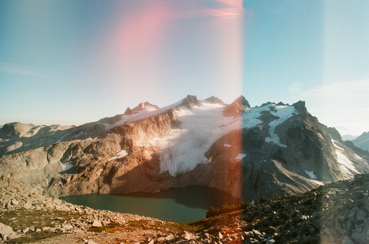 thatnwlife_'s tweet photo. Light leaks in the mountains https://t.co/KTDHeIuUdD