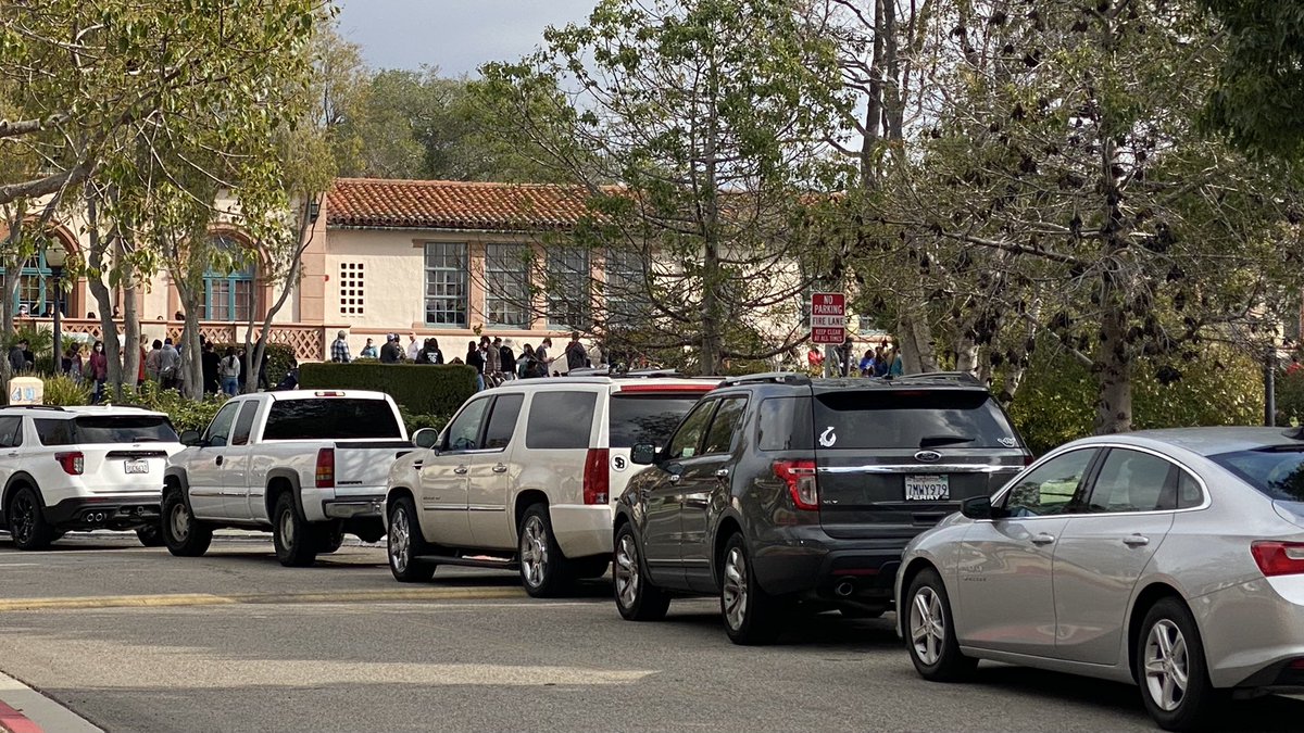 JohnPalminteri's tweet photo. McKinley elementary school packed in Santa Barbara on a Saturday morning with people getting COVID services. https://t.co/W7jxbqFiP1
