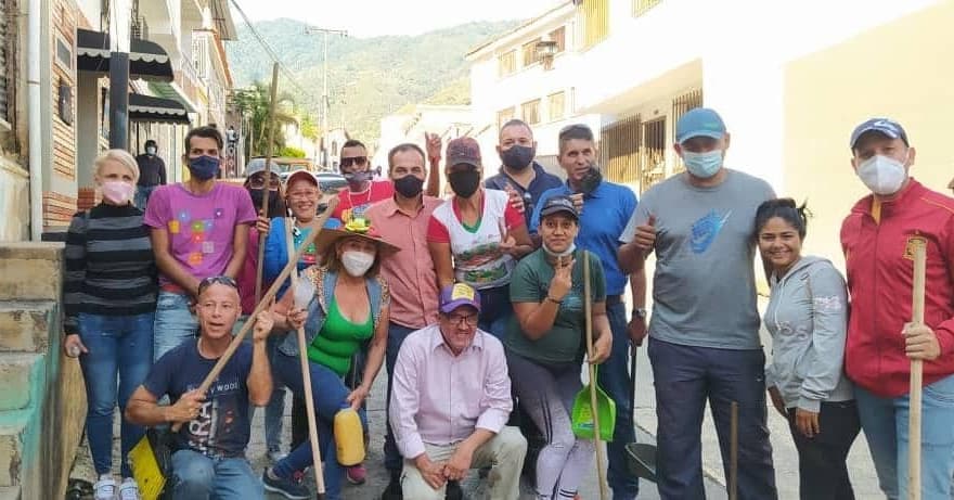 DeportTrujillo1's tweet photo. Con un gran sentido de #compromiso y #amor por nuestro municipio #Trujillo el Alcalde Prof. @carloscontigo junto a los Concejales, Directores, coordinadores y personal en general de la @Alcaldiadetru1 realizaron Gran jornada de limpieza por las calles del este hermoso municipio https://t.co/efVWJo02UC