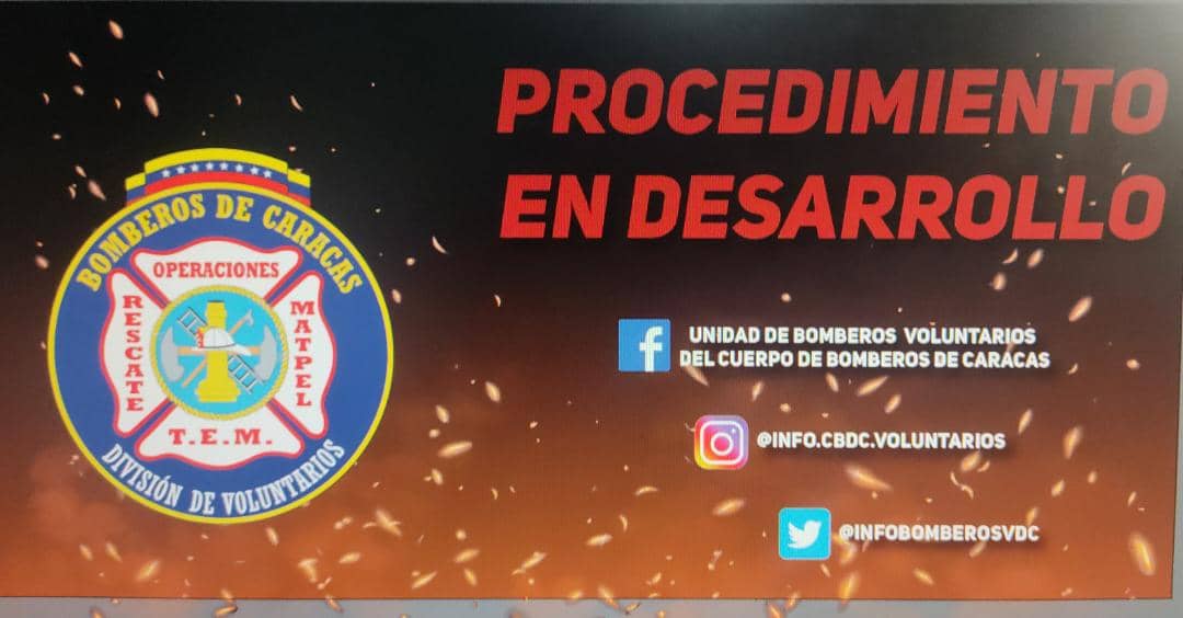 infobomberosvdc's tweet photo. #ParaElMomento Personal de la División de Bomberos Voluntarios de @bomberos_dc laboran en la extinción de un incendio de vegetación en mariches #InfoEnDesarrollo https://t.co/bITzxDfspz