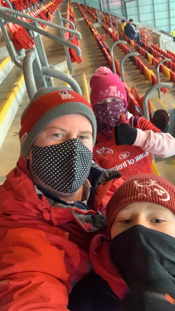 dandmconstruct's tweet image. Great to be here. Make 5000 people sound like 50,000. Cmon Munster  #ThomondParkSelfie