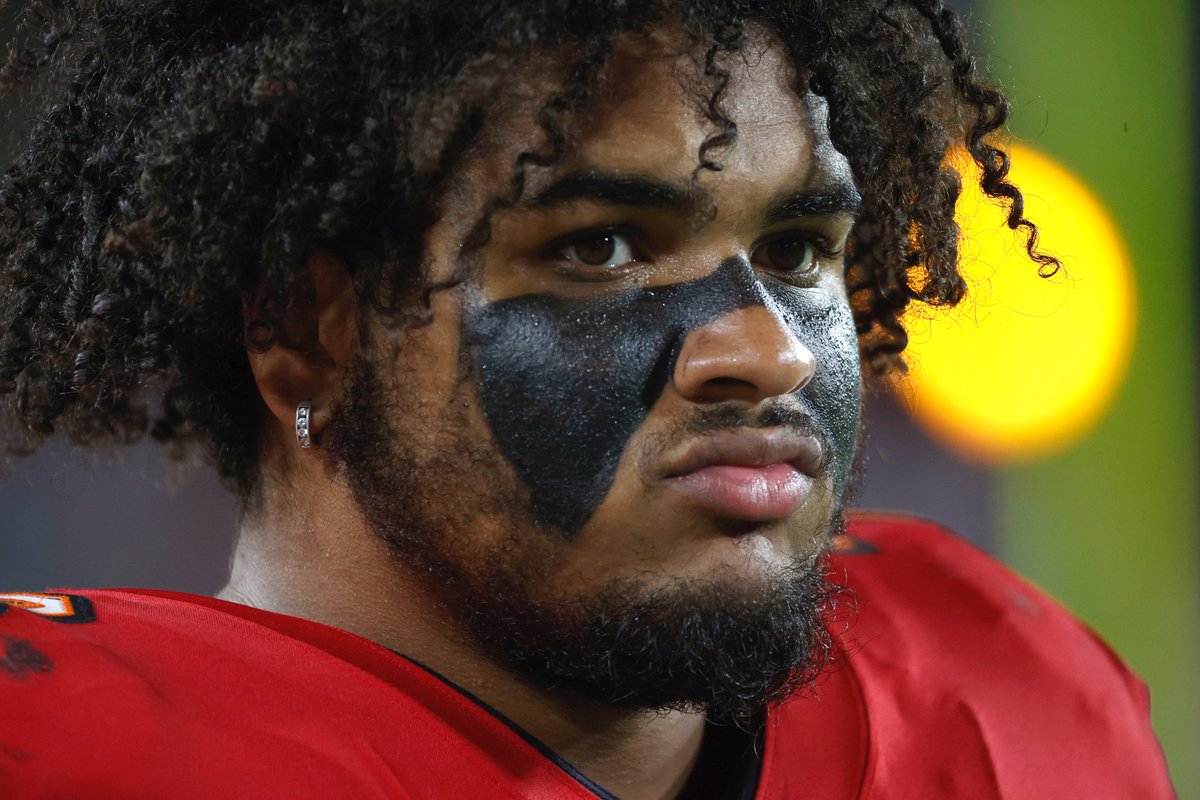 PFF's tweet photo. Fewest pressures allowed among tackles | min. 500 pass-blocking snaps: 

🏴‍☠️ Tristan Wirfs - 12
🐏 Andrew Whitworth - 14 
✈️ George Fant - 18
🗡 Brain O’Neill - 18 https://t.co/gHCSBexfqD