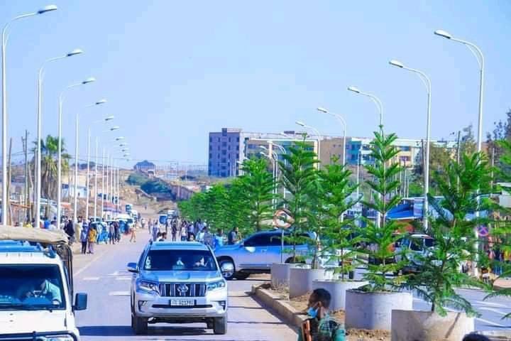 bade_hasen's tweet photo. Waa wadada jaamacada tagta waa laba sawir ku tusinaya Maanta iyo shaley . https://t.co/mVcxm855lZ