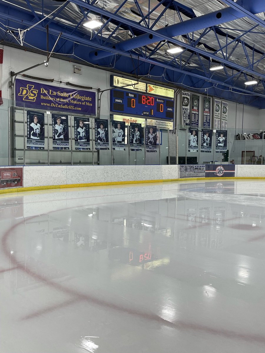 CougarPuck1920's tweet photo. Senior night tonight come show your support to the boys take on the Saint Clair shores Unified @6:45 @the Clem https://t.co/ZzXle8dvuM