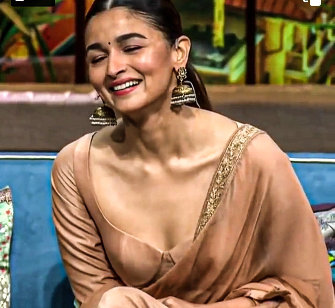 Lovely flat chest on #AliaBhatt 🔥🔥