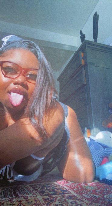 On my knees where I belong https://t.co/xamXHEs4a7