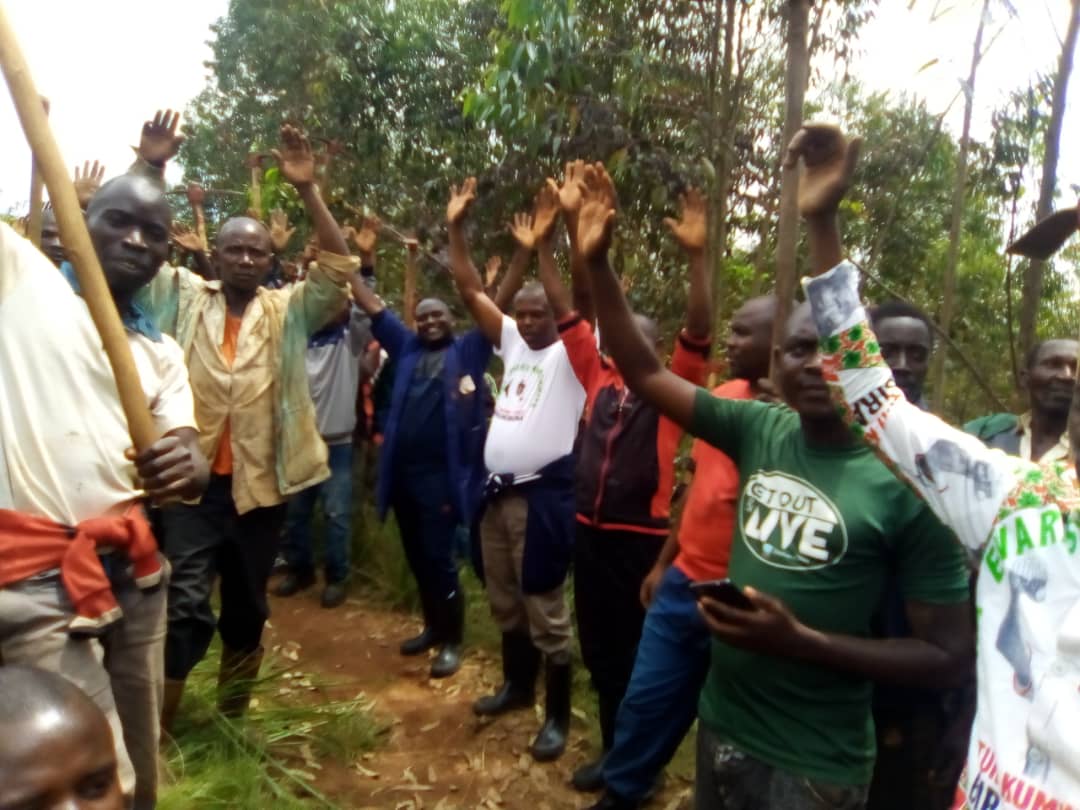 c_bugenyuzi's tweet photo. Leta nkozi leta #mvyeyi, plantation de plus de 4000 plants d'eucalyptus sur la colline #kabwira commune #bugenyuzi,@KarusiProvince : Admicom,ses conseillers,https://t.co/YsGkNfbL9W et la population .ewe #Burundi urambaye @GeneralNeva @NtareHouse @JimbereMag @RTNBurundi @CnddFdd https://t.co/IzNFTBzO5F