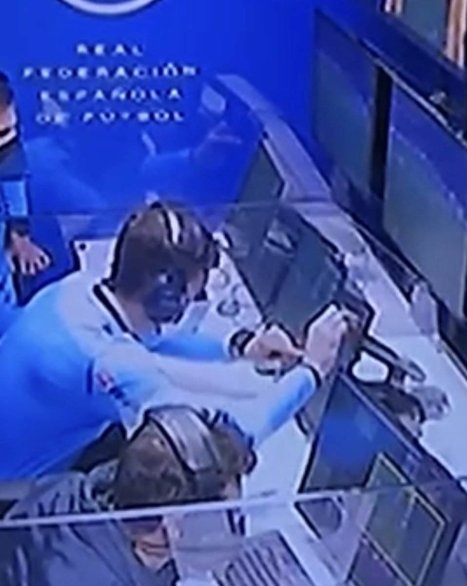 jotajordi13's tweet photo. No ha sido un buen partido, está claro.
Pero el VAR, las 6 amarillas, la expulsión, las 22 faltas pitadas en contra del Barça han ayudado. https://t.co/X3XD5n2p3J