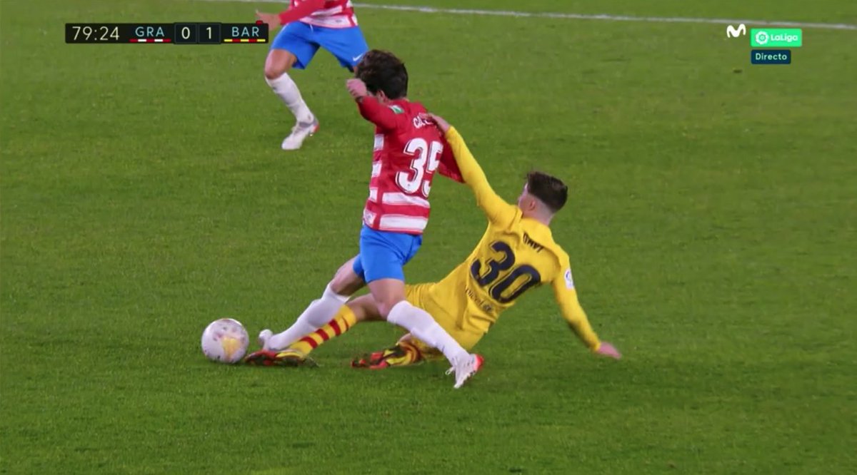 madridblaugrana's tweet photo. Adivinad a quien expulsó González Fuertes

A - Gavi
B - Casemiro 

Acertaste😅

Granada - Barça
#GranadaBarca https://t.co/Pn0pl59uxb