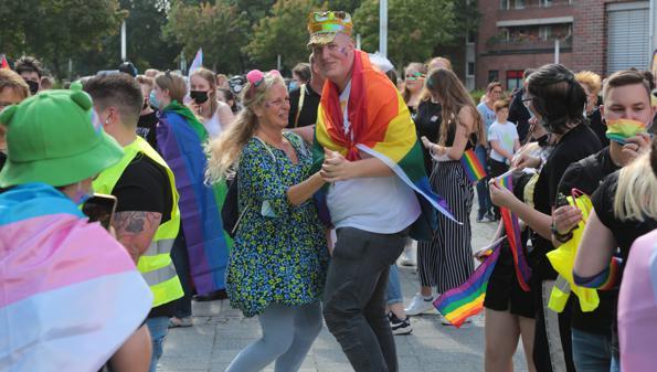 Der letzte Mai-Samstag 2022 steht in #Wilhelmshaven ganz im Zeichen der Regenbogenflagge #csd lokal26.de/wilhelmshaven/…