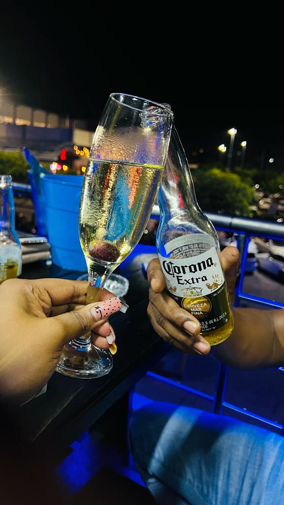 RobustHun's tweet image. Met a very kind and generous man yesterday at Thuntsha, took care of me.. Got me shots and was such a hype man and gives the best hugs.
As we took this he said &apos;may life be everything you desire, you have amazing energy and Happy birthday&apos; 😭😭♥️♥️♥️