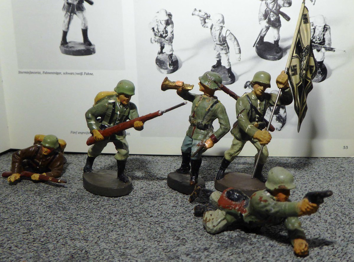 PabloGr13346576's tweet photo. https://t.co/DJ4yGKQIQP
#Elastolin attacking infantry, various fighting poses, circa 1938. ๐ฃ #attack, #Heer, #Elastolin, #eusolodatini, #Hausser, #Kriegsspielzeug, #Wehrmacht, #WorldWar2, #WW2 https://t.co/H3s5FwRMYe