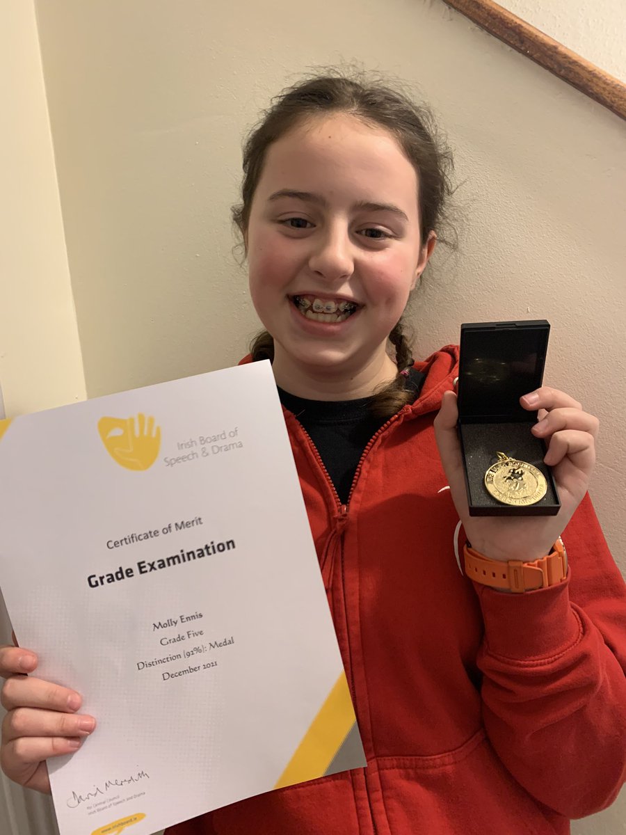 julieannennis's tweet photo. Molly delighted with her #Distinction &amp; #Medal @theatreworx #IrishBoardSpeechandDrama #Theatreworxislife #Mollysmiles #proudMammy #shemakesmesmile https://t.co/jeFGmbHwDs