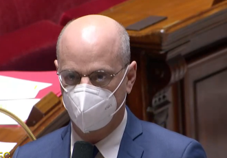 BigoudX's tweet photo. Voilà les masques slip tissu fournis par #Blanquer à ses personnels pendant que le mec se balade en FFP2 tout en assurant la larme à l oeil qu'il protège les profs. Aussi fort que le coup de la revalorisation historique =0 euro!! Du grand Art! #Greve13Janvier #salaires #Macron https://t.co/tqBqEmzUjT
