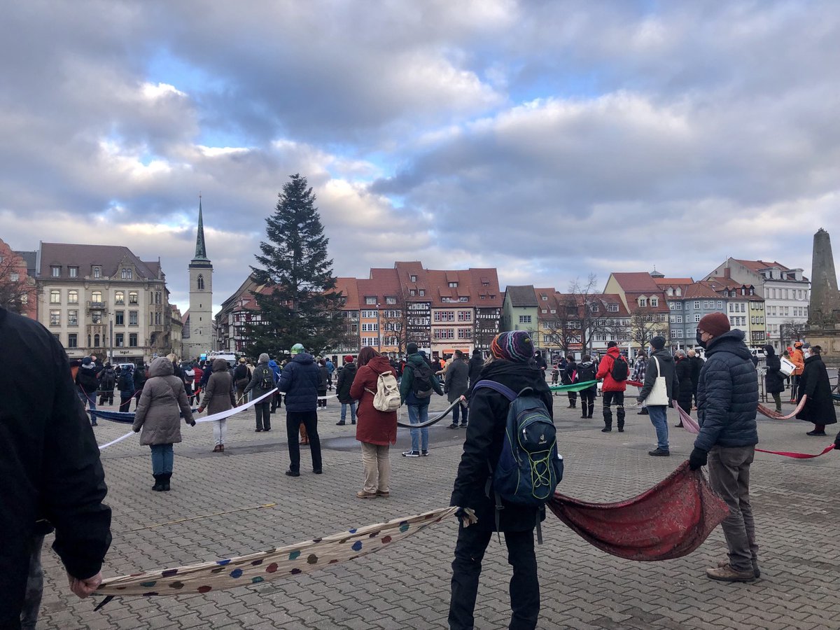 marx2009's tweet photo. Heute bin ich mit 1000 Menschen dem Aufruf der #OmasgegenRechts in #Erfurt gefolgt: Für Solidarität und Rücksicht in der Pandemie. #MitAbstand die beste Demo seit langem ❤️. Und: Es gehen immer noch täglich weitaus mehr Menschen zum Impfen als seit an Seit mit Nazis „spazieren“. https://t.co/rQR3Wyamzd