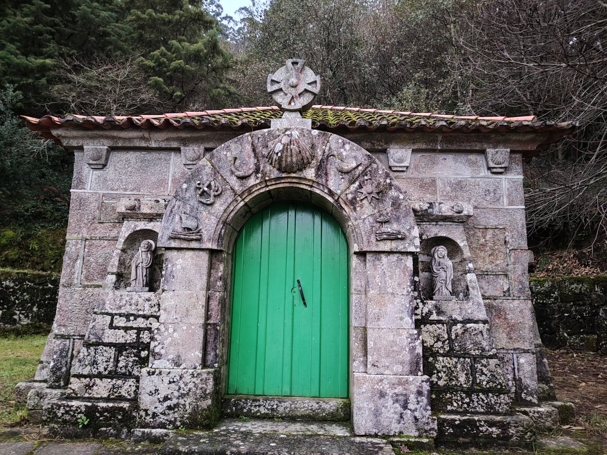 OrgulloGalegoGz's tweet photo. 🔄Aproveitando que estes días pasaron os reis magos imos contar a historia desta capela de Bueu que visitamos hoxe e a súa relación cos reis:. 👇👇👇

A capela dos Santos Reis é un templo relixioso situado no Valado (Bueu), adicado aos Reis Magos. É a única de Europa xunto coa 👇 https://t.co/RGuXFG1e1J