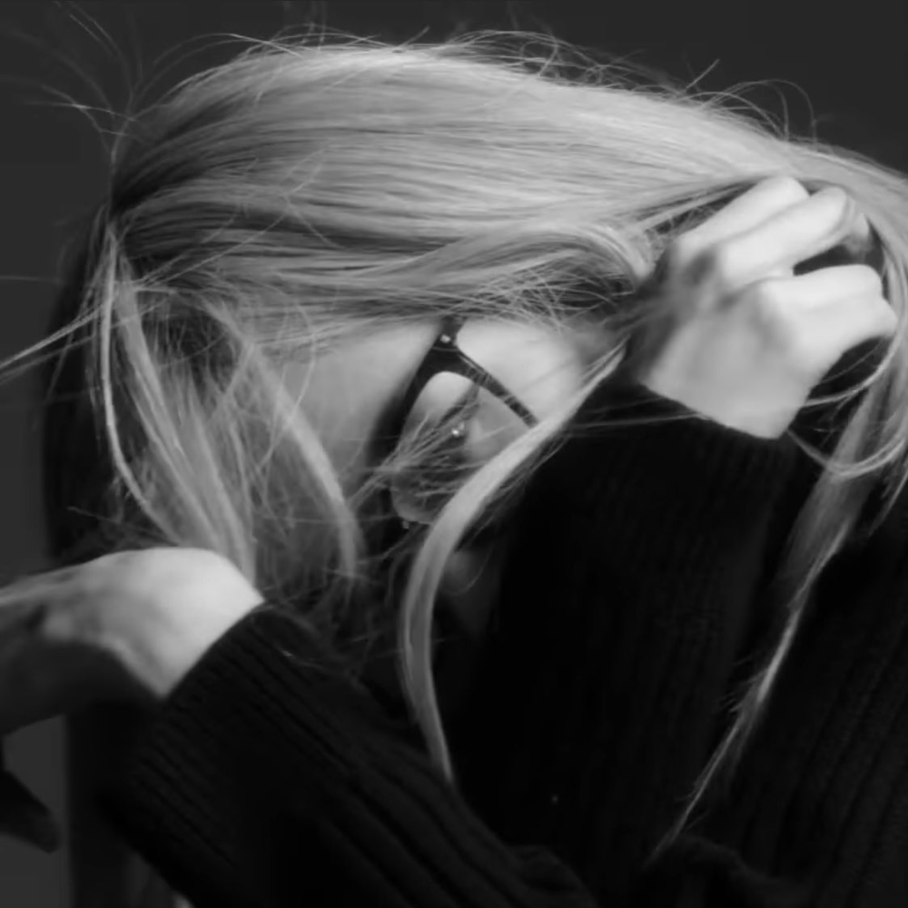 hourly rosé tweet media