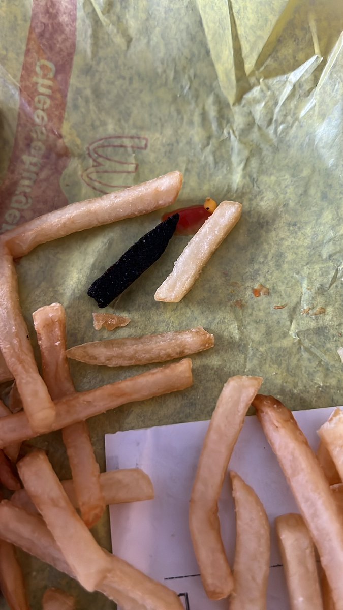 bradass101's tweet photo. @McDonalds wtf is this. https://t.co/SVum6FhRld
