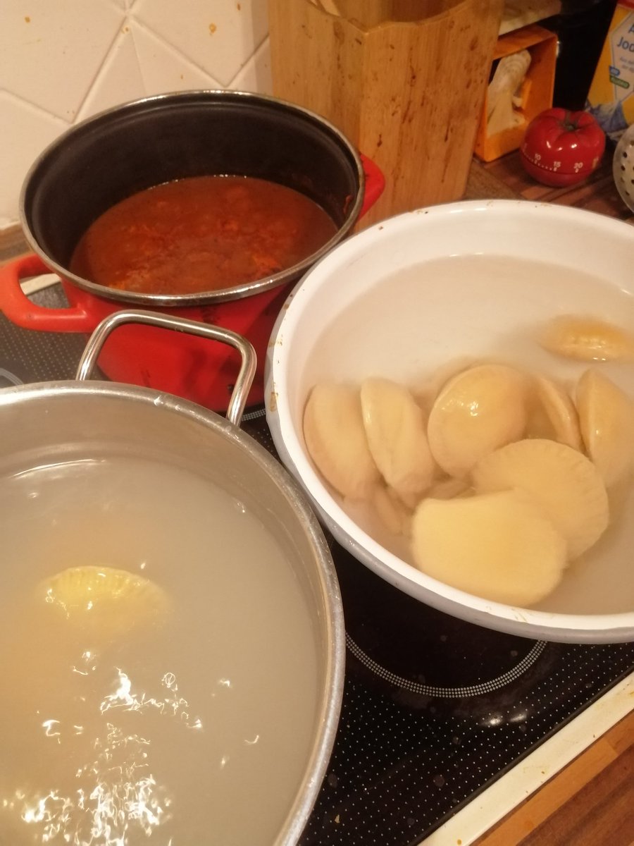 pizzaital's tweet photo. 13/
...in einem Wasseraufgang~Sieb, vorsichtig abgetropft...
anschließen mit der #Tomatensoße in einem Teller mit #Parmesankäse garniert. Ich verwende heute meinen #Gaudakäse habe keinen Parmesankäse zur Hand. Mit #Gauda Käse schmecken diese leckeren #Calzoni~#Pasta~
#Nudeln ✅ https://t.co/o7qpxCs8E8