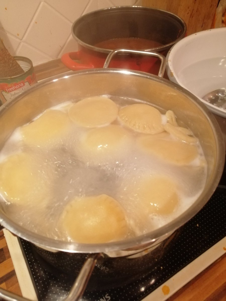 pizzaital's tweet photo. 13/
...in einem Wasseraufgang~Sieb, vorsichtig abgetropft...
anschließen mit der #Tomatensoße in einem Teller mit #Parmesankäse garniert. Ich verwende heute meinen #Gaudakäse habe keinen Parmesankäse zur Hand. Mit #Gauda Käse schmecken diese leckeren #Calzoni~#Pasta~
#Nudeln ✅ https://t.co/o7qpxCs8E8