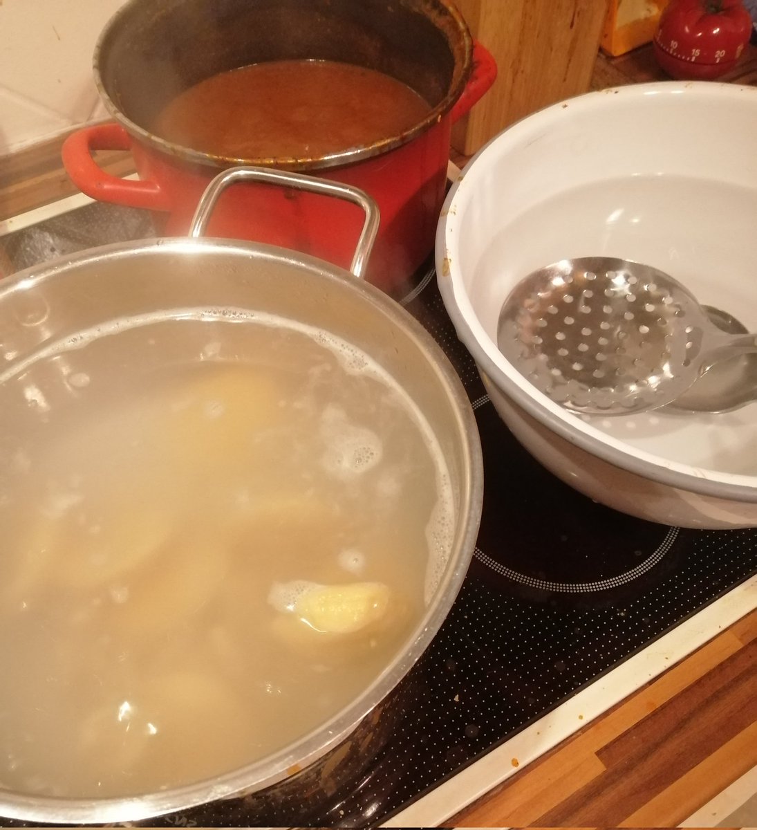 pizzaital's tweet photo. 13/
...in einem Wasseraufgang~Sieb, vorsichtig abgetropft...
anschließen mit der #Tomatensoße in einem Teller mit #Parmesankäse garniert. Ich verwende heute meinen #Gaudakäse habe keinen Parmesankäse zur Hand. Mit #Gauda Käse schmecken diese leckeren #Calzoni~#Pasta~
#Nudeln ✅ https://t.co/o7qpxCs8E8