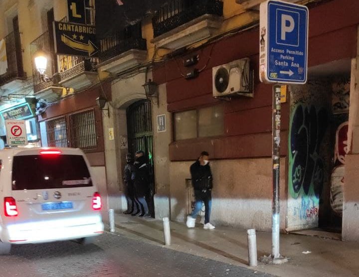 Hola <a href="/policia/">Policía Nacional</a> nos preguntamos qué hacéis en nuestra puerta identificando a gente sin orden policial y boicoteando nuestra cafeta antirracista. ¿Imitanto las formas ilegales de desokupa?
Esto es acoso policial.