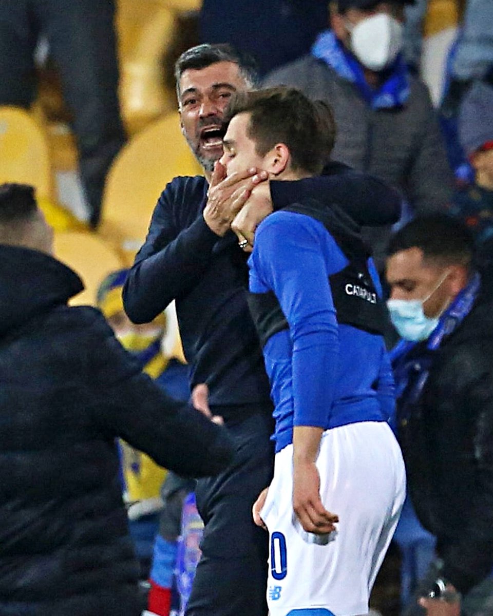 Pai e filho. O abraço do golo da vitória 🤗