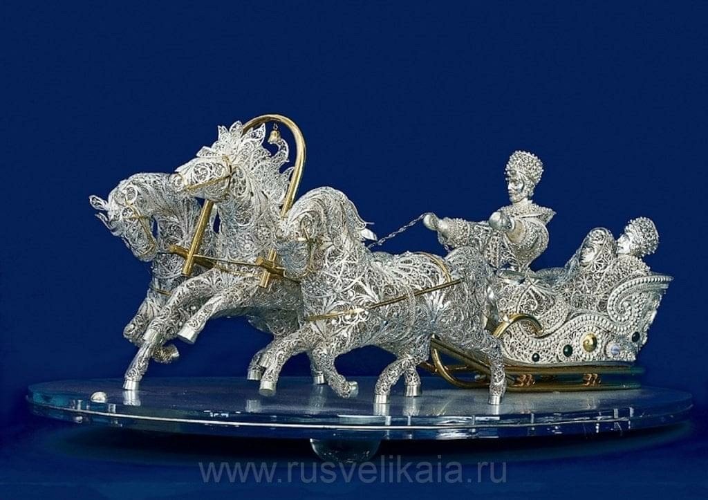 Серебро красное на волге. Красносельская скань Кострома. Костромская скань и филигрань. Красное на Волге филигрань скань. Красносельская филигрань скульптура тройка.