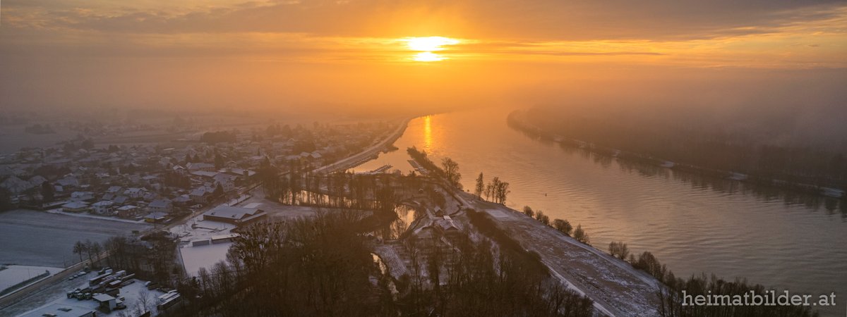 MichaelZobl's tweet photo. Da kummt die Sunn, didndidi, da kummt die Sunn, i gfrei me, des is klass...
.
.
#dahoam #heimat #audonau #donauregion #beautiful #dji #drohnen #austria #österreich #sobeautiful #sunset #donau #danube https://t.co/AyKBxoXuoV
