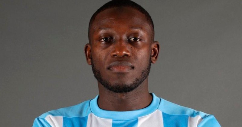 El jugador Ousmane Coulibaly sufre un infarto en pleno partido; se encuentra estable
 sinembargo.mx/08-01-2022/409…