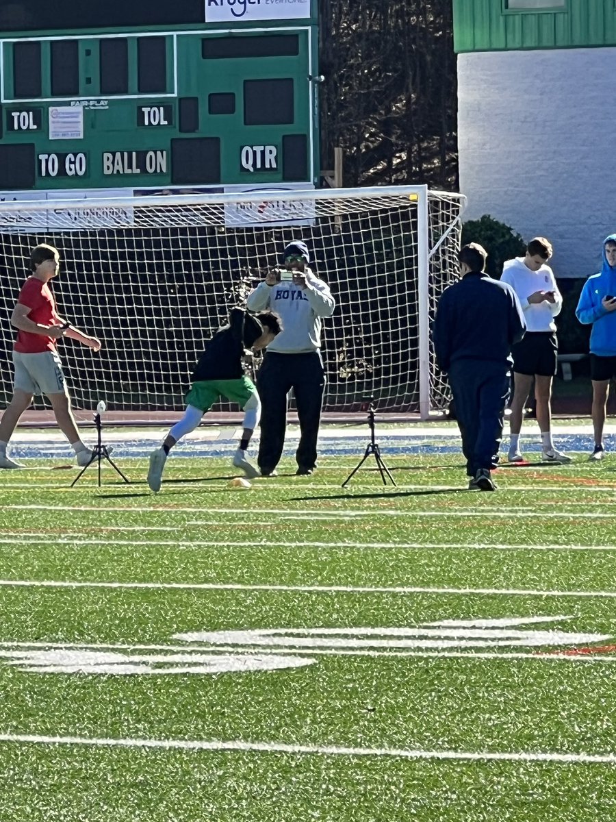 hhshoyafootball's tweet photo. Pre test combine today! Thanks to all our volunteers that helped our #Hoyas compete 👍 pro agility-L drill-40-height-weight-wingspan #RockSolid #HoyaSaxa https://t.co/lIlEIACYfa