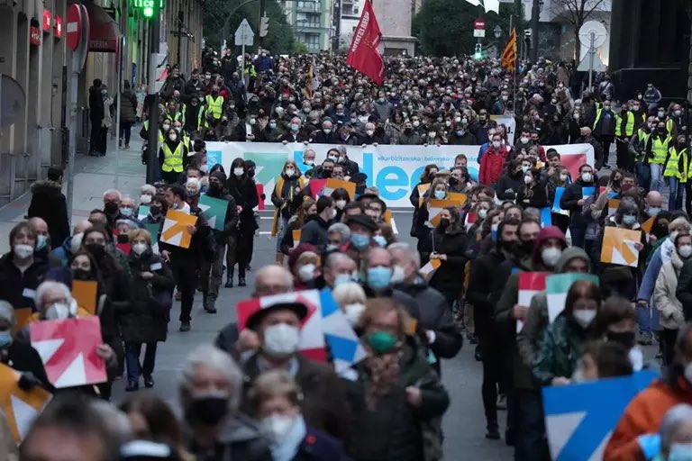 xmtorne's tweet photo. Parabéns ao nacionalismo galego que hoje esteve nas marchas pelos prisioneiros bascos. Também amplio para as/os presas/os políticos galegas/os #Galiza #presosvascos #Bilbao #EuskalHerria #stopdispersion #mugituharriak https://t.co/OieFAQpKFm