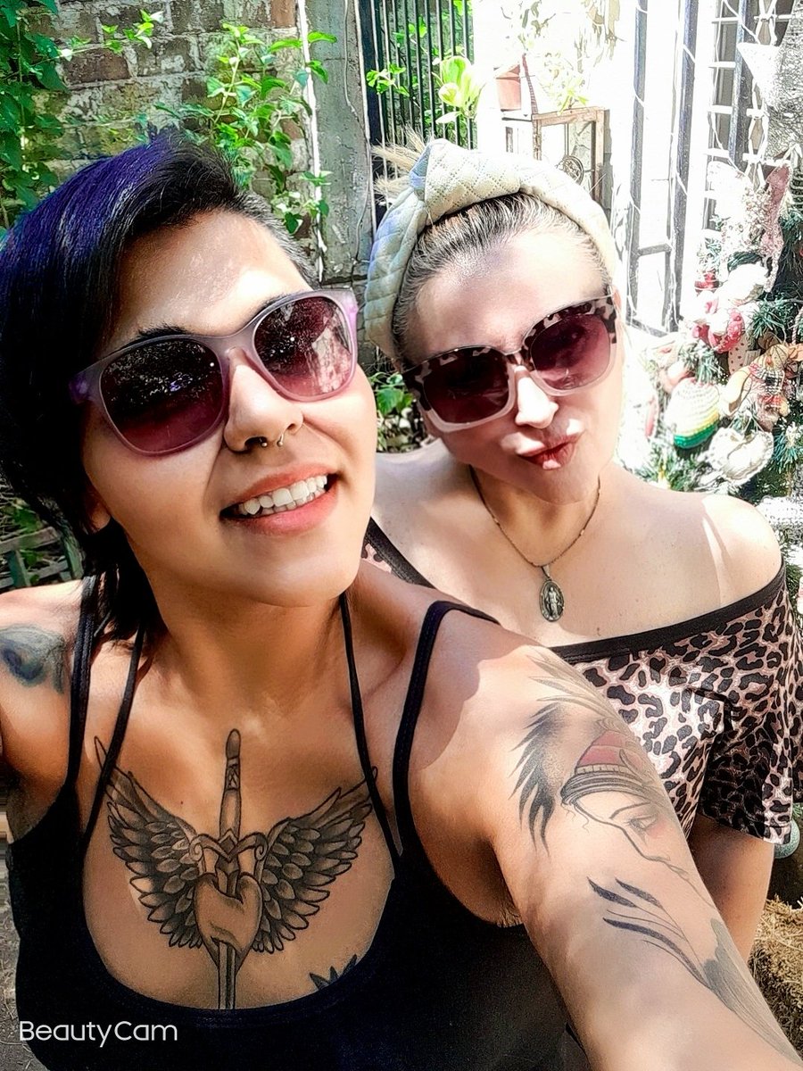 EleoValentini's tweet photo. Ya no somos las mismas de hace 15 años, somos una versión mejorada. Crecimos, avanzamos, nos transformamos e intentamos ser mejores personas. La clave: enfocarse en uno mismo, y ser valientes y bondadosos. Amarte 😍 @UnaTalNegritaa ❤ https://t.co/T3kgeKuK3b