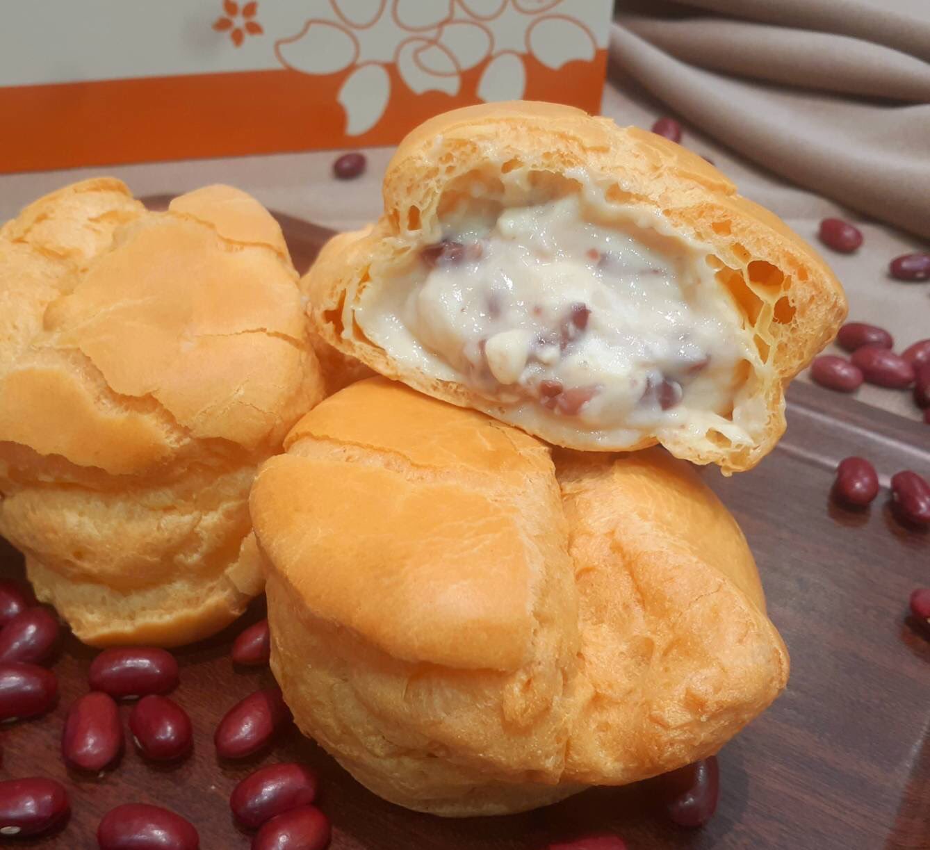 ガトウ専科 毎週替わる52種類の味 新潟米シュー 今週1月7日 13日は あんこ です つぶあん入りのあんことカスタードクリームは相性抜群 ひとくちで 和と洋 同時に楽しめます ぜひご賞味ください ガトウ専科 美松 新潟米シュー 夏