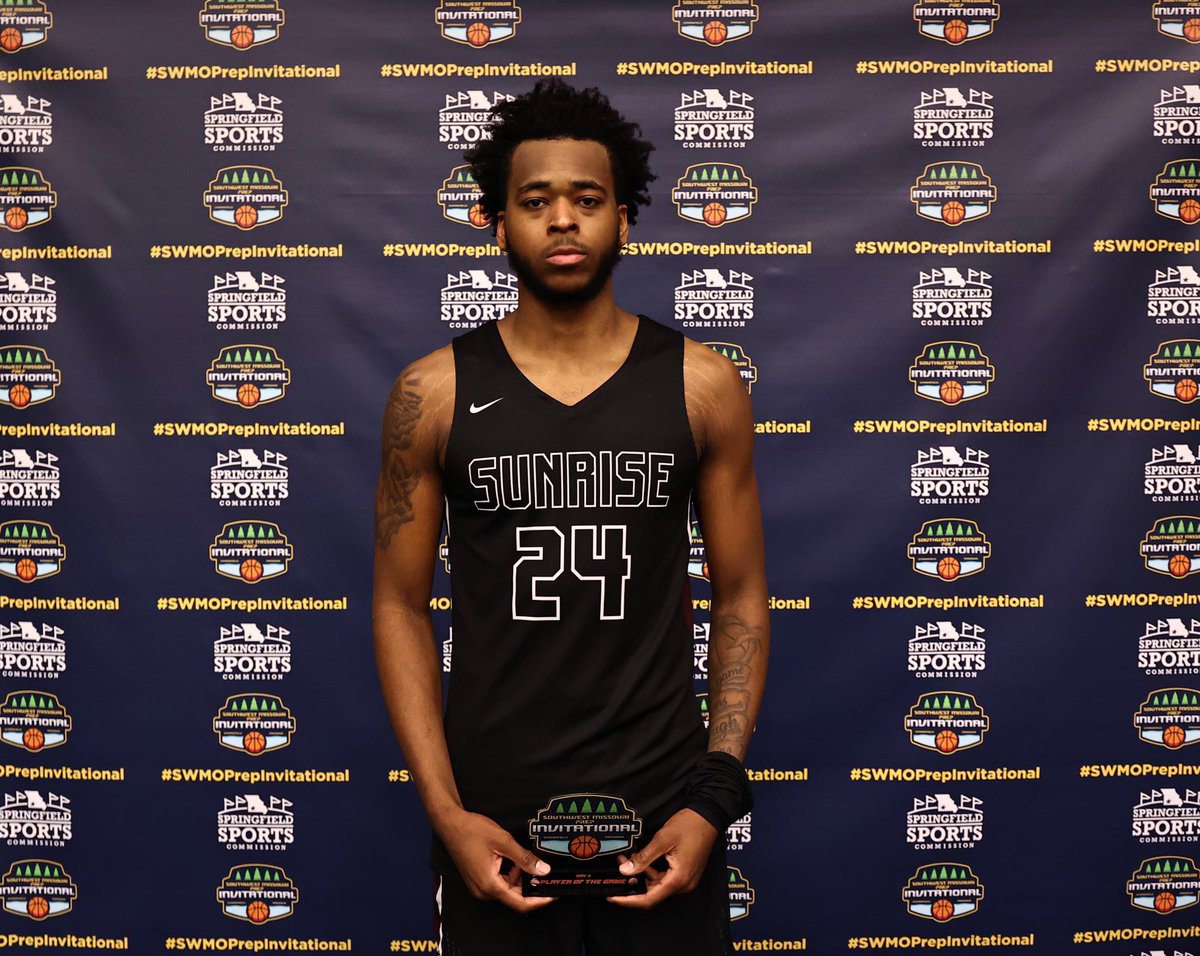 SWMOPrepInvite's tweet photo. #SWMOPrepInvitational | Day #3
7️⃣2️⃣ - Sunrise Christian PG (KS)
6️⃣1️⃣ - OnPoint Academy (OK)
📊 MVP - Jerome Brewer (6’8)
👉🏽: 18 Points
👉🏽: 9 of 12 FG’s
👉🏽: 4 Rebounds, 3 Assists
📸: @SDRackley https://t.co/lZCYVKBW51