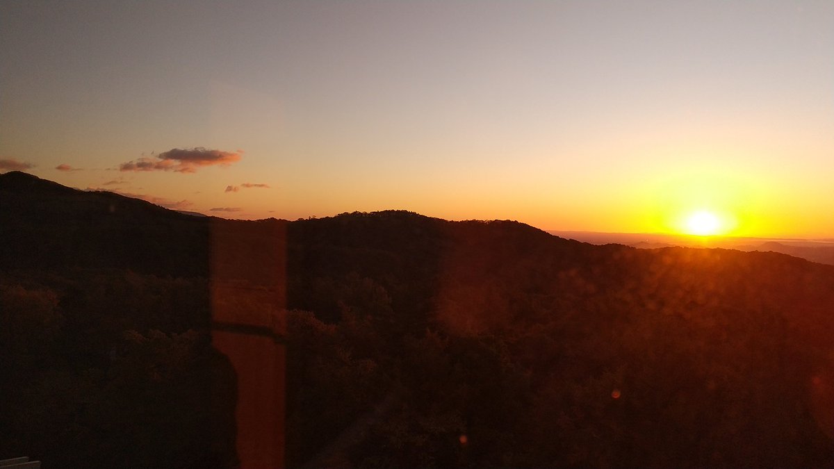 ironmanska's tweet photo. 狼煙をあげるぞ
山々に住む天狗たちの鼻を
こちらに向けるために
#独り言 
#朝日 https://t.co/pGPXuDI2os