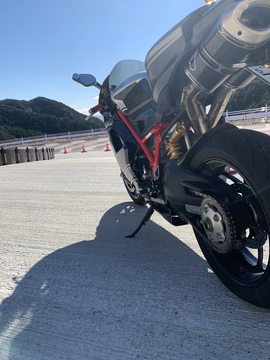 keibows's tweet photo. 昨年、譲って頂いた ＃848EVO
まだ今年は乗れていない‥（泣）

ちょっと曲者な感じで、乗り慣れていないけど、これからシンクロして行くつもり。

まだまだ寒いから、さらにお掃除＆軽整備して、早く乗り出したいなぁ‥
やっぱり、この赤フレームが、めちゃめちゃカッコいいわ〜！！

＃清澄山 https://t.co/uYPiOxi4xg