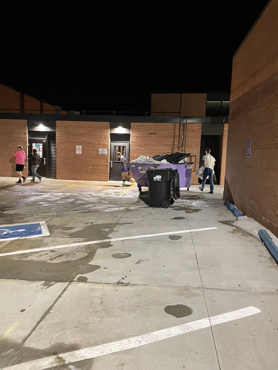 JamesReedHD's tweet photo. S/O to these Gibbon basketball players for helping clean up the gym! https://t.co/GrZmZbCey5