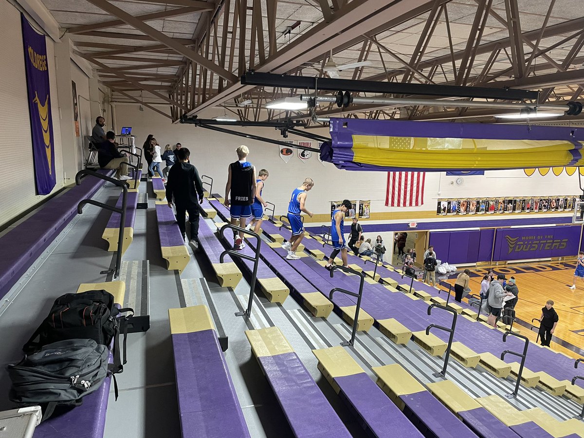 JamesReedHD's tweet photo. S/O to these Gibbon basketball players for helping clean up the gym! https://t.co/GrZmZbCey5