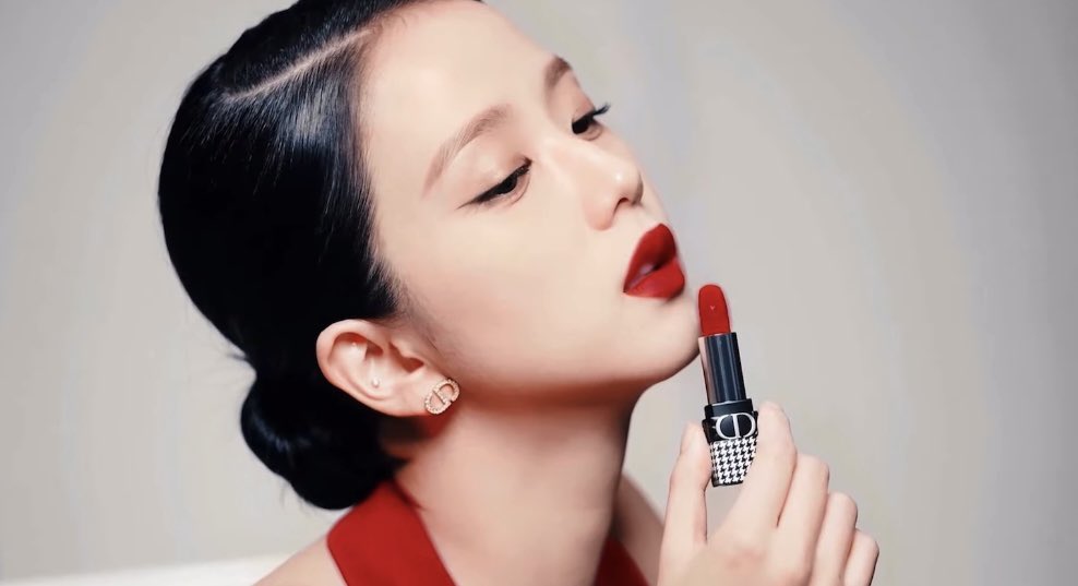 PinksGm's tweet photo. Excuse me LADY DIOR 🤒

#JISOO #BLACKPINK https://t.co/1SPyPlqz5e