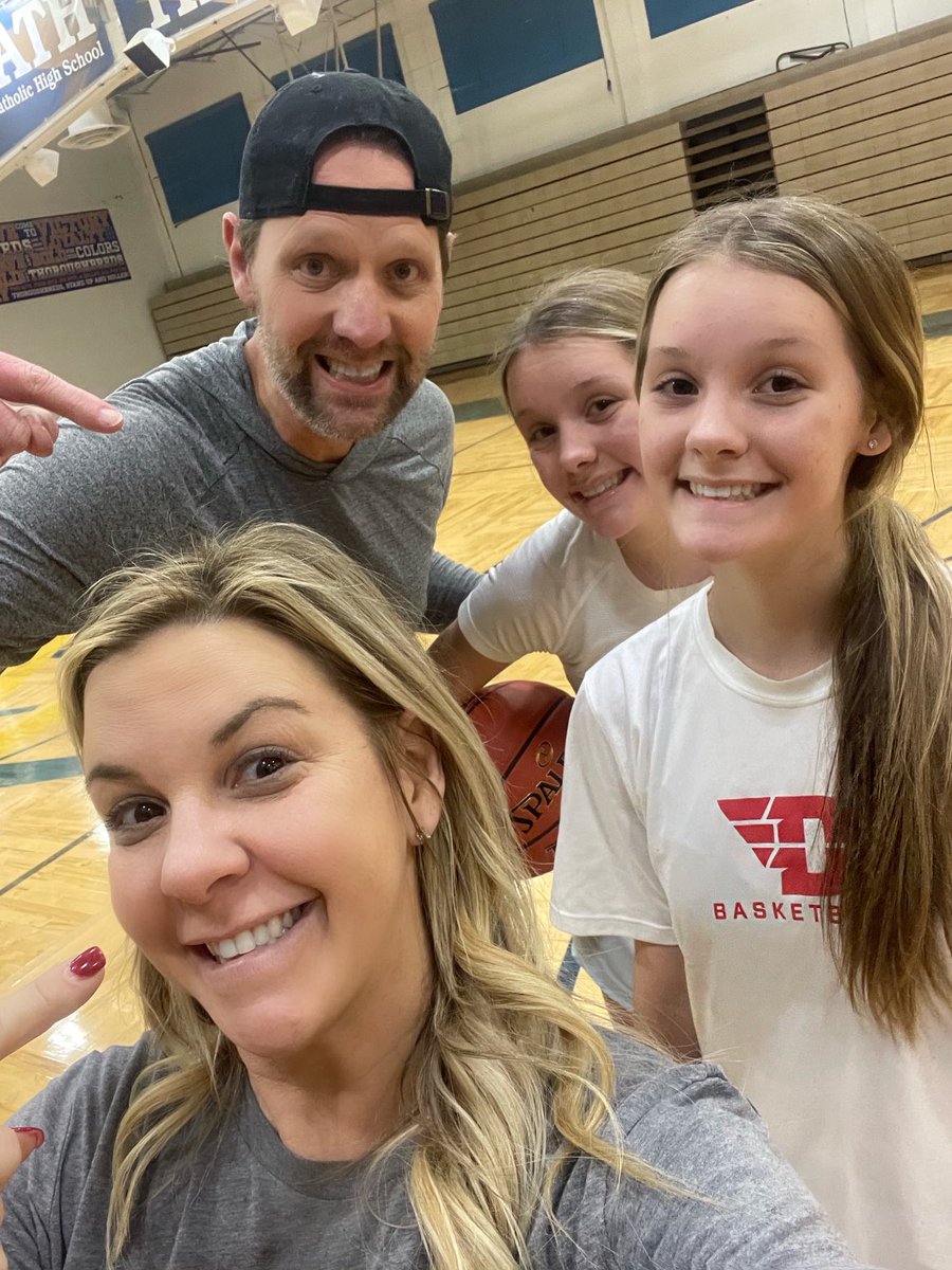 Saturday evening hoops. 2on2 full court.  Guess who got the W!  ⁦<a href="/lisabrannen/">Lisa Brannen</a>⁩ Why are they smiling?? ⁦<a href="/Katelynb33/">katelyn brannen</a>⁩ ⁦<a href="/JayleeB10/">Jaylee Brannen</a>⁩