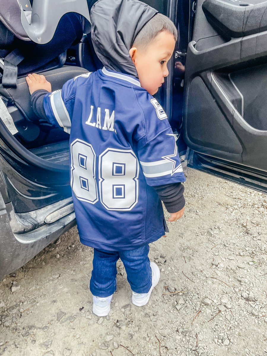 BrittaniMichell's tweet photo. It’s cowboys game day 💙 @Sammmyy27 @_CeeDeeThree @dallascowboys https://t.co/BKBJcppvq8