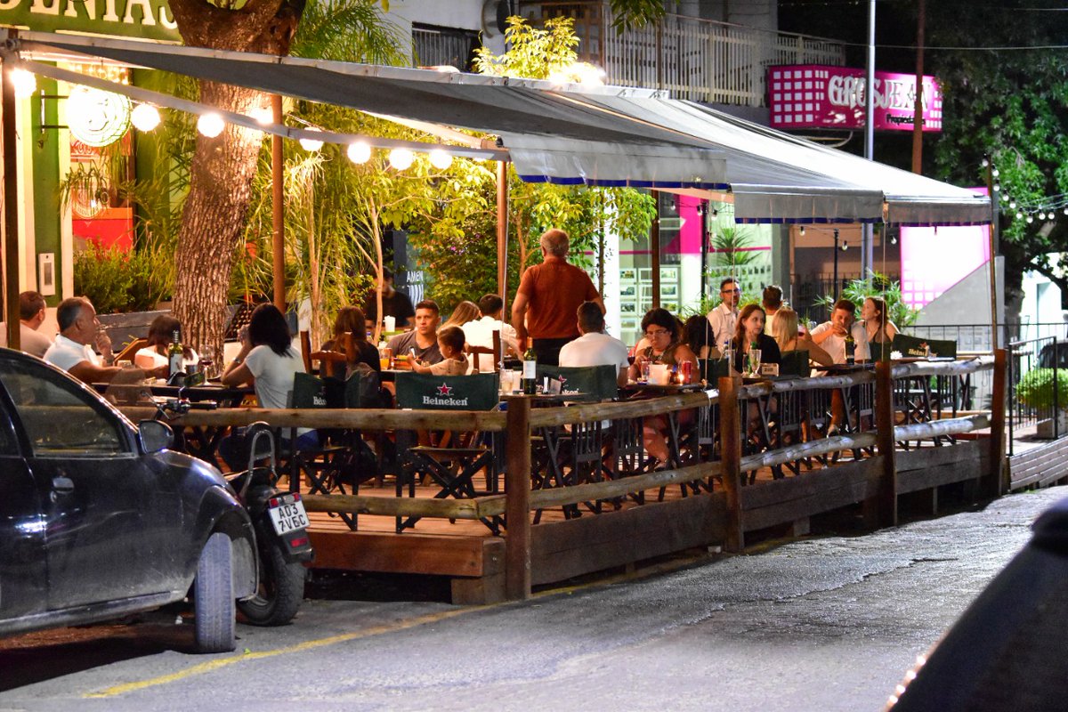 silviacolonense's tweet photo. 🌙Noches de #Verano2022 en Colón, a Cielo Abierto...
Disfrutando en los nuevos espacios gastronómicos de estas vacaciones. Decks con más comodidad y seguridad, para que disfrutes de nuestros sabores al aire libre.
#VeranoColon #NosSeguimosCuidando #Colon #EntreRios #Gastronomia https://t.co/6xVXqxuwsU