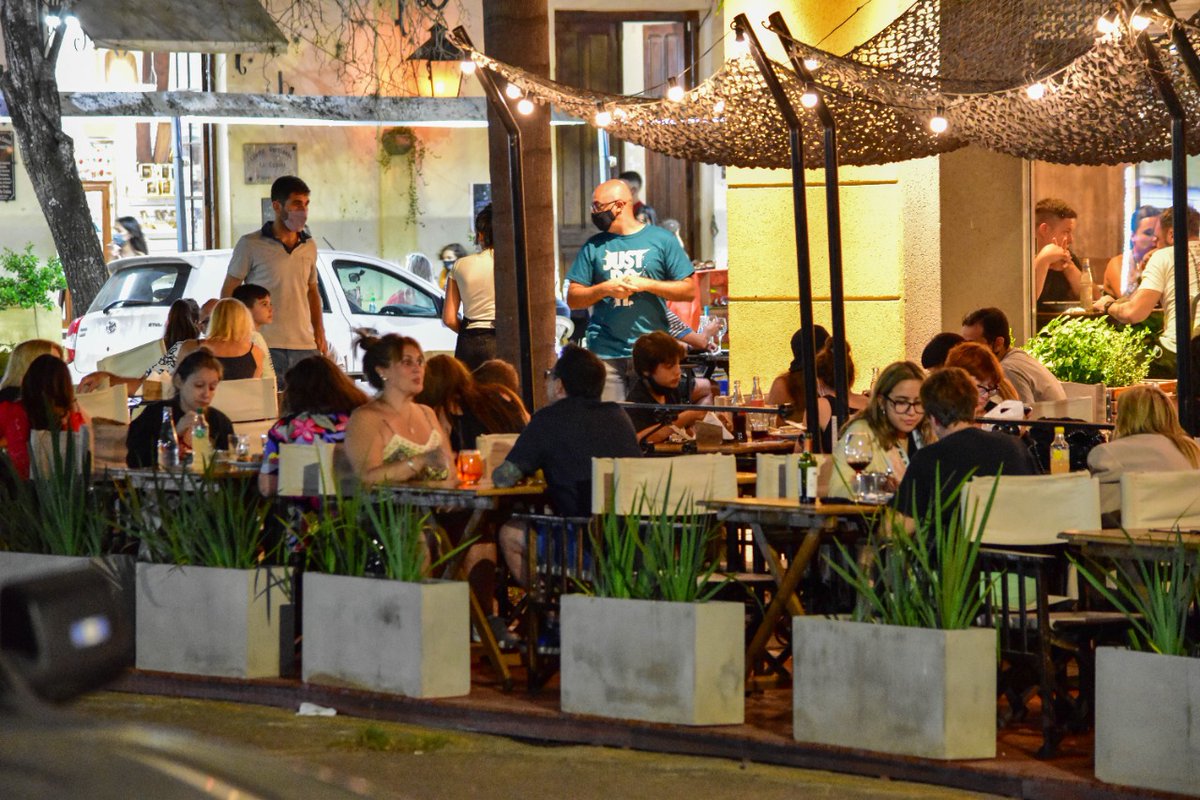 silviacolonense's tweet photo. 🌙Noches de #Verano2022 en Colón, a Cielo Abierto...
Disfrutando en los nuevos espacios gastronómicos de estas vacaciones. Decks con más comodidad y seguridad, para que disfrutes de nuestros sabores al aire libre.
#VeranoColon #NosSeguimosCuidando #Colon #EntreRios #Gastronomia https://t.co/6xVXqxuwsU