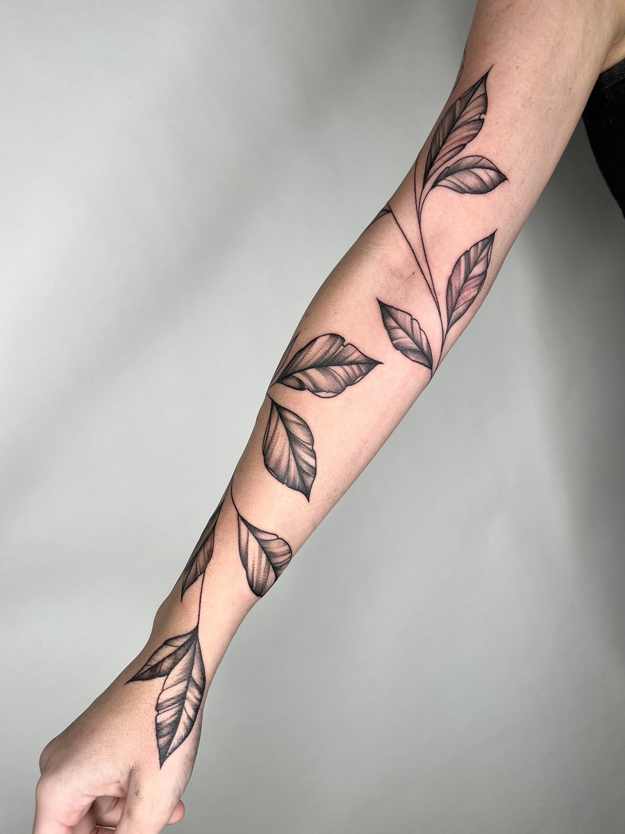 stopdotcom's tweet photo. Free-handed this full wrap around piece today 🌿✨ https://t.co/mRhgNKTVlh