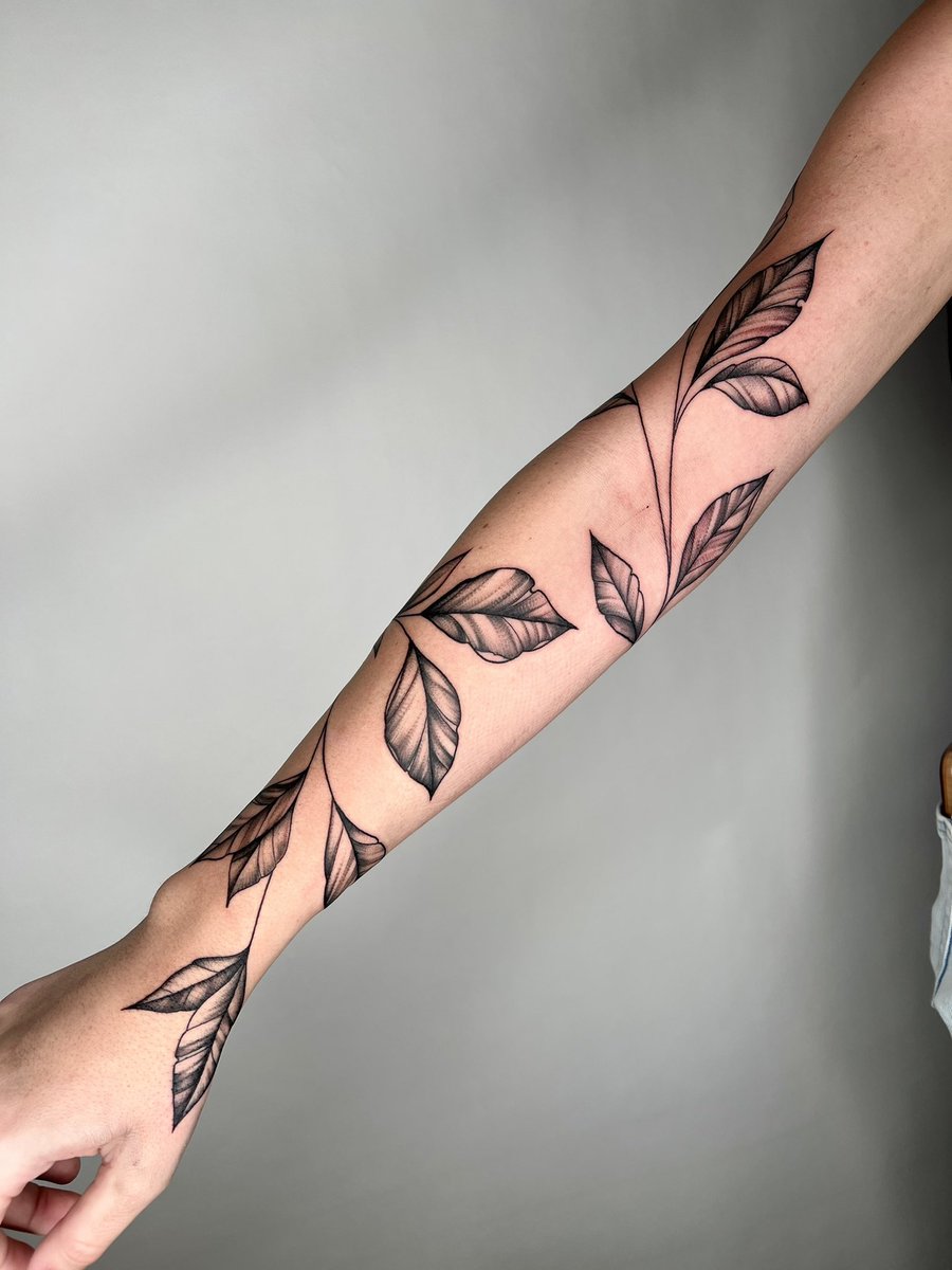 stopdotcom's tweet photo. Free-handed this full wrap around piece today 🌿✨ https://t.co/mRhgNKTVlh
