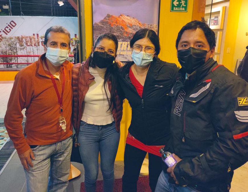 ParolerosEC's tweet photo. #Parolos junto a @CarlaPerez_ec en el 8 y Medio. Recomendado 🏔🎉
@Budu8517 https://t.co/CuykDfWfCr