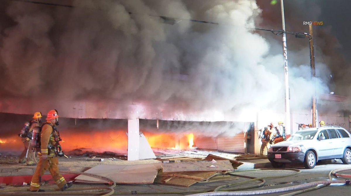 RMGNews's tweet photo. @LAFD battle a 100' x 100' commercial building fire in North Hollywood, California. https://t.co/FU9725LAv4 via @YouTube @LAFDtalk @LAFDvalley @PIOErikScott https://t.co/xVa1XROPPM